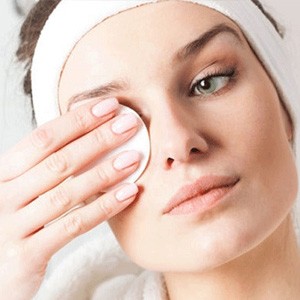 چند نکته کوتاه و مؤثر برای پاک کردن آرایش چشم