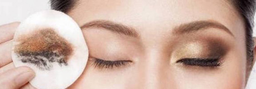 چند نکته کوتاه و مؤثر برای پاک کردن آرایش چشم